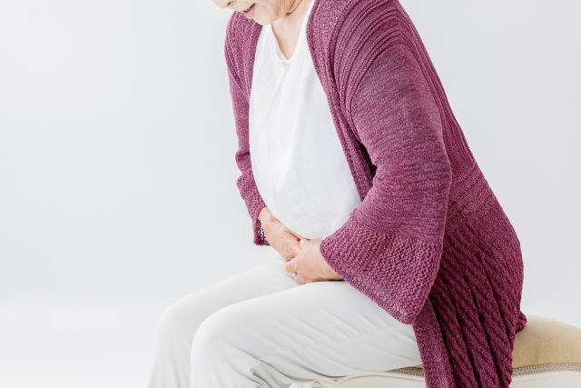 おなかを気にする女性