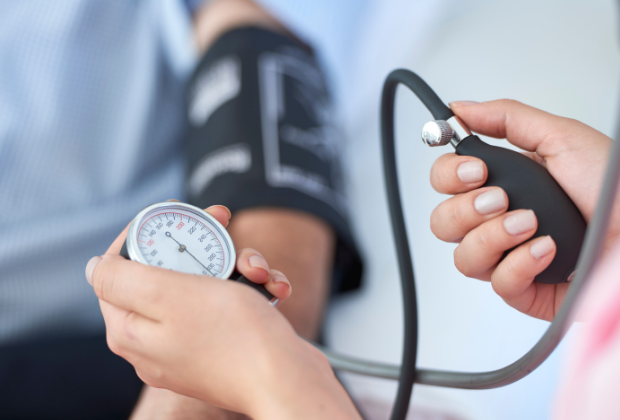 17 血圧を測る様子