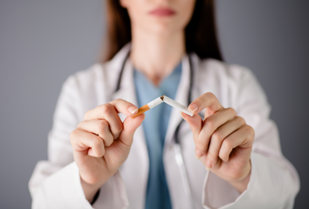 20 たばこを折る医師