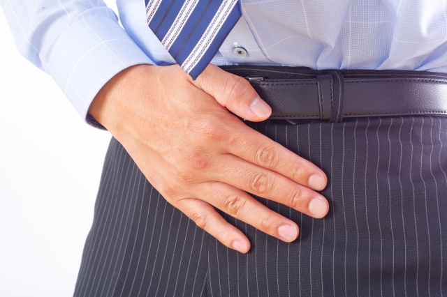 24053117_s 睾丸に違和感を感じる男性