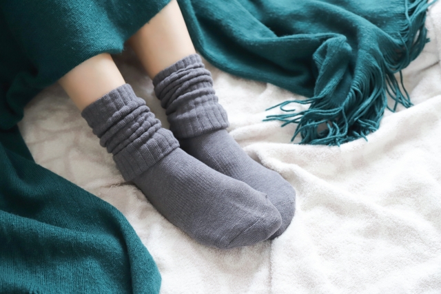 33711823_s 体を冷やさないようにしている女性