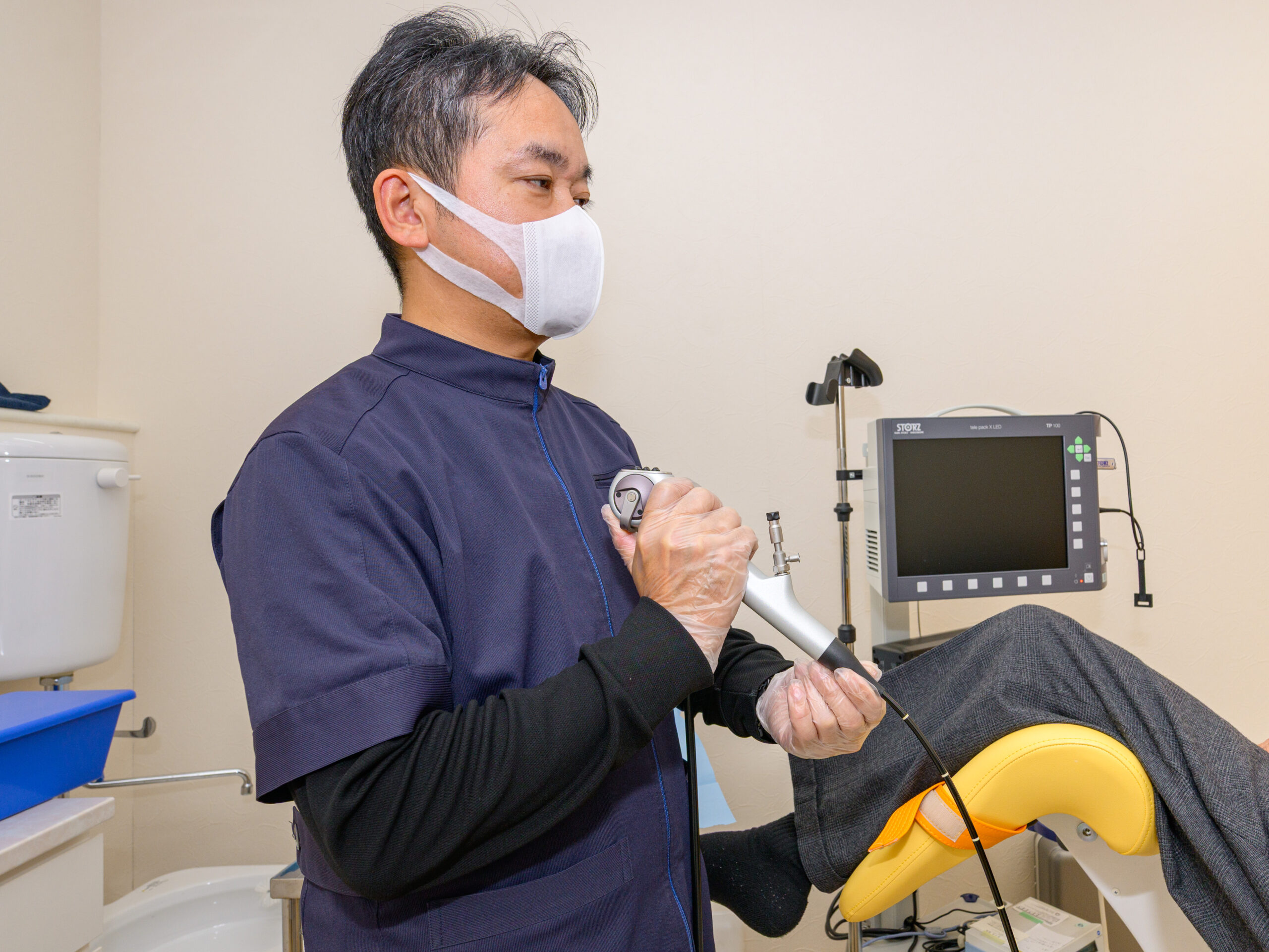 治療風景_DSC2408 膀胱カメラ検査を行う院長